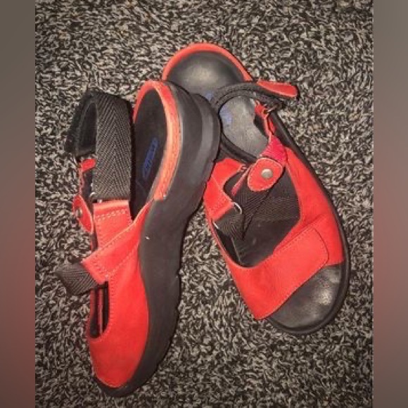 Red comfortable walking sandals - Picture 2 of 2